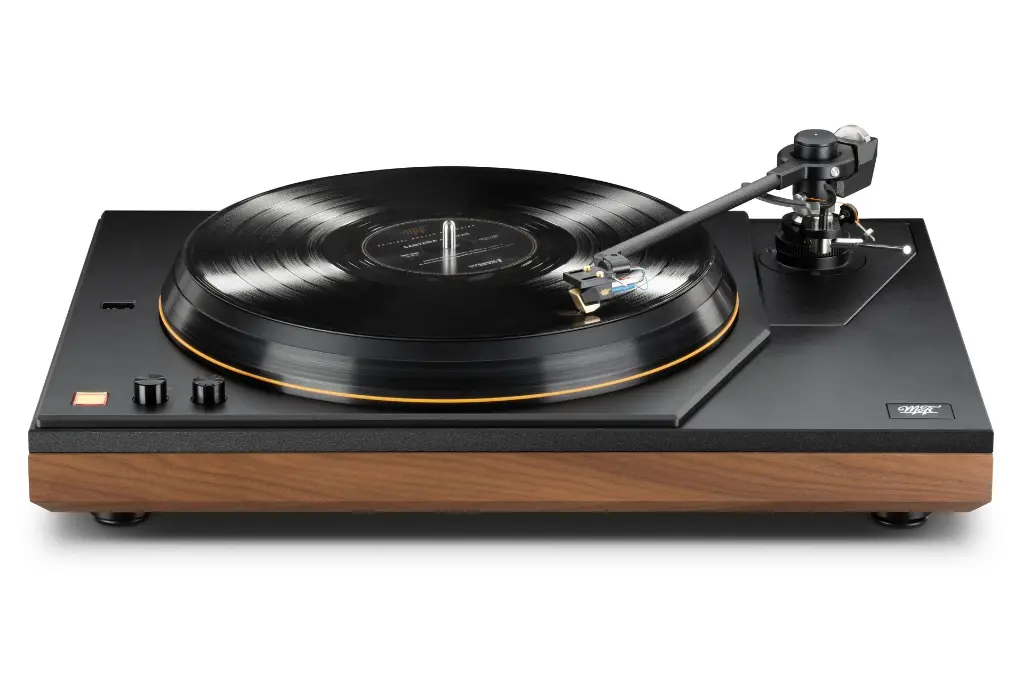 MoFi_MasterDeck_Turntable_Walnut_Front_Record.jpg.webp